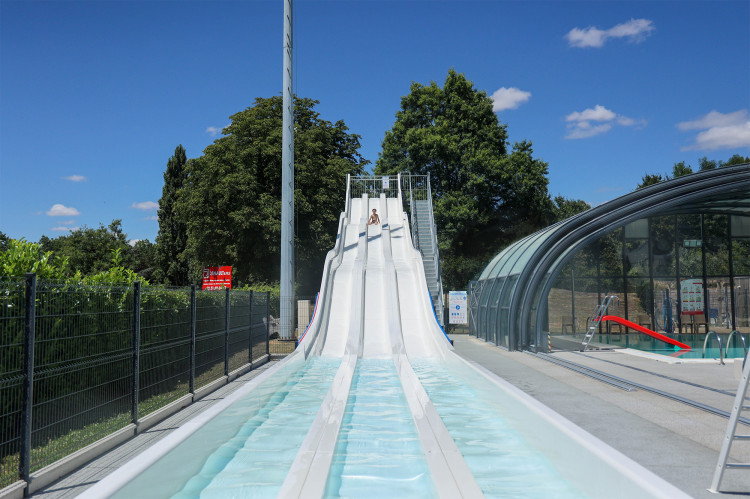 Toboggan Slid'top au centre aquatique de la Châtaigneraie (85) Toboggan Slid'top au centre aquatique de la Châtaigneraie (85)