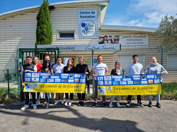 Elèves du CFA en 2e année BTS participant à l'opération Convoi des Pisciniers pour l'Ukraine