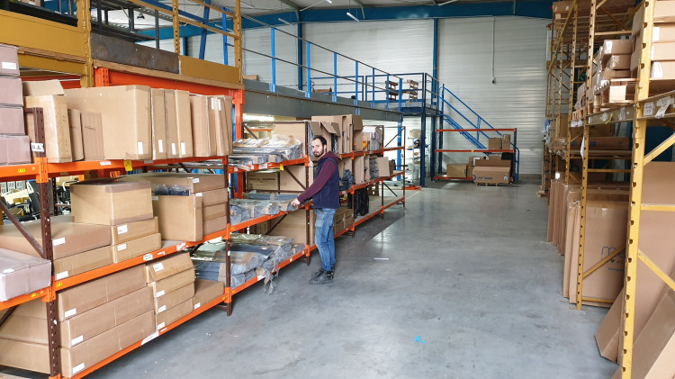 L'entrepôt de stockage des rampes PMR en fibre de verre d'Axsol nouveaux locaux Trappes