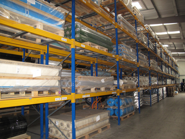 Stockage des films PVC et membranes armées piscine dans l'entrepôt de Coswig