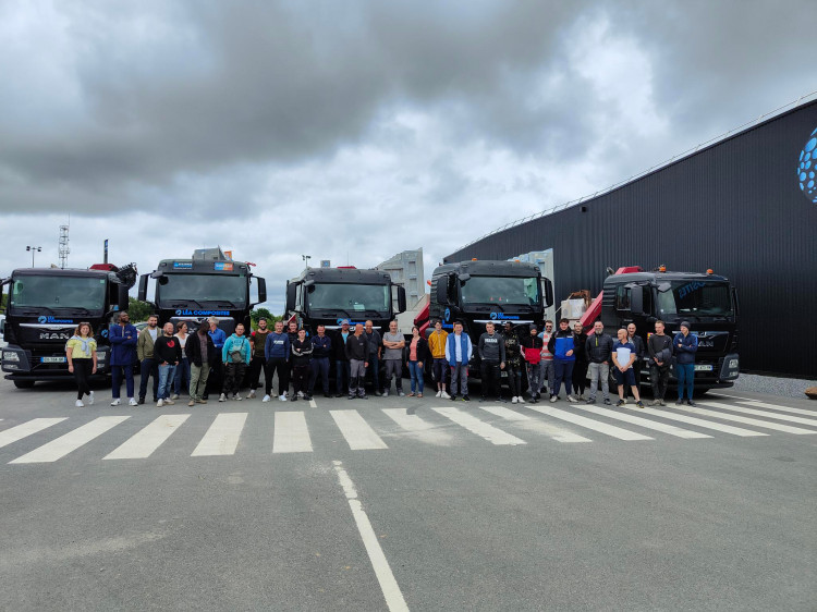 Equipe et camions à La Gravelle