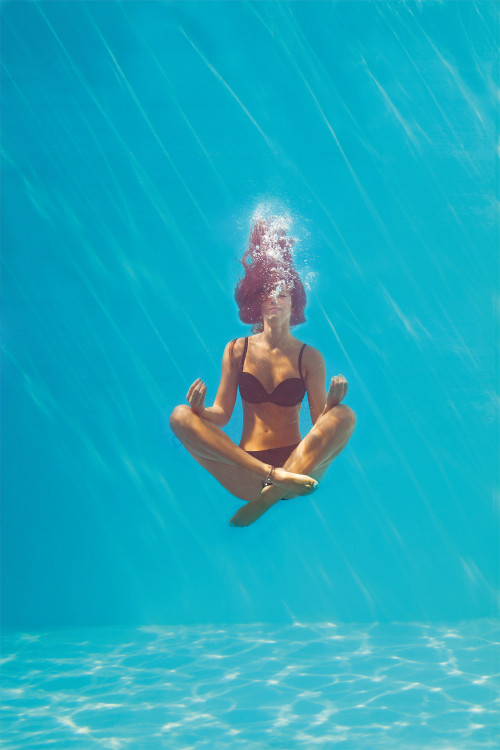 fille sous l'eau &copy; cokacoka