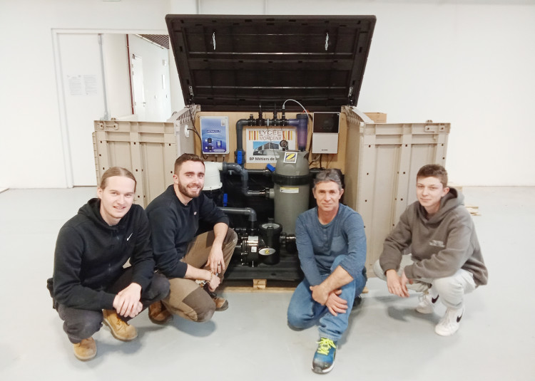 Les élèves du CFA de Morcenx participant aux travaux local technique piscine Fluidra