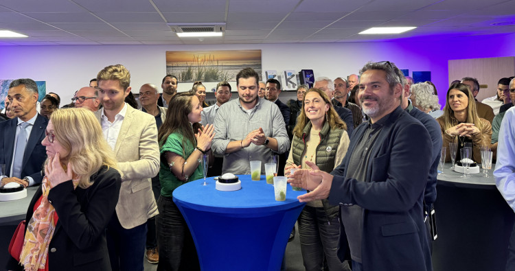 Ambiance conviviale et professionnelle dans le showroom lors de l'inauguration