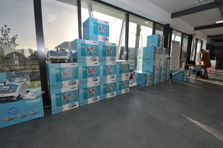 Intérieur du showroom BWT Procopi Bordeaux merignac produits piscine nettoyeurs robots