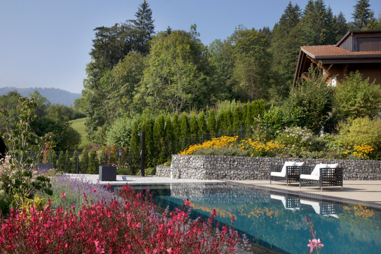 piscine dans un jardin fleuri paysager aménagé