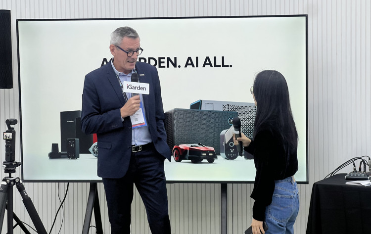 Jean-Louis Albouy, Directeur de SCP Europe, sur le stand d'iGarden à Piscina Barcelona 2025
