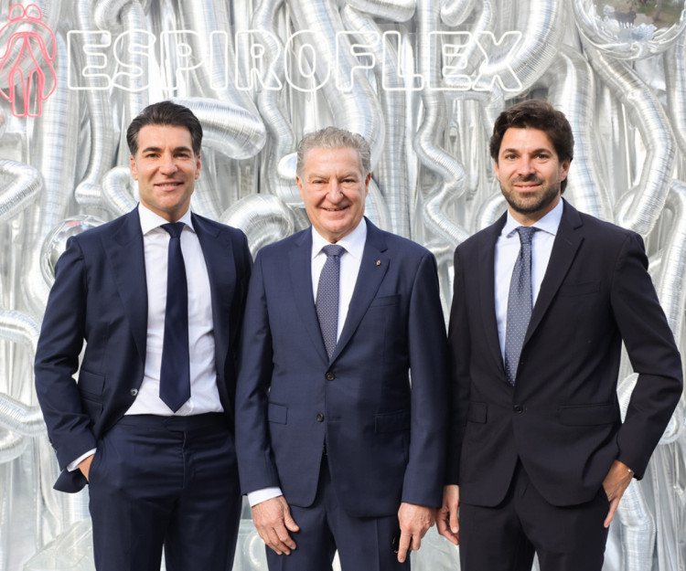 José Bruno Sánchez Hellín, Président d'Espiroflex, entouré de ses fils Bruno, directeur adjoint et Mario, Directeur de l'export et du marketing