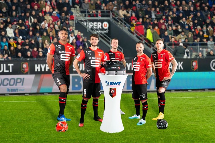 4 Joueurs du Stade Rennais devant le robot piscine BWT-Procopi lancement marketing