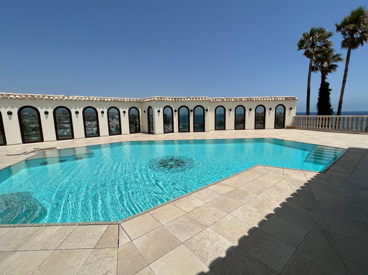 Das 9 x 15 m Becken ging von Wesel an die Costa del Sol.