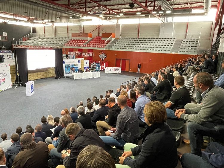 Fort taux de présence lors du colloque avec ces estrades bondées 