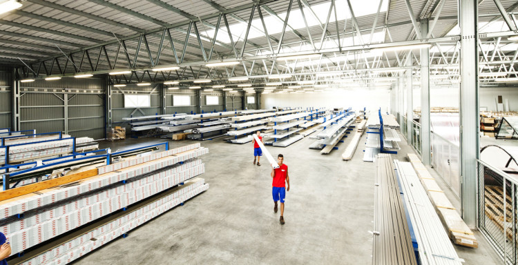 Stockage de profilés aluminium dans le centre logistique Alukov