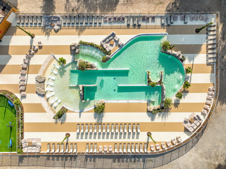 Vue a&eacute;rienne du bassin zen du camping M&eacute;doc Plage, r&eacute;alis&eacute; par Diffazur
