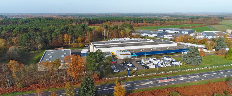 Le site de Mondial Piscine : une surface de 15 000 m² qui a bénéficié d'agrandissements successifs. En projet : l'installation de panneaux photovoltaïques pour une production et une autoconsommation de l'énergie électrique.