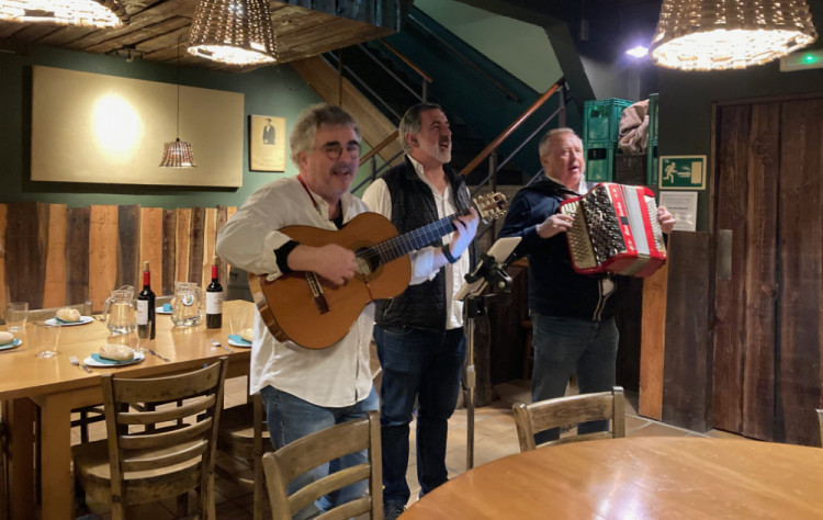 Spécialités et musiques espagnoles pour la dernière soirée du séminaire Mondial Piscine