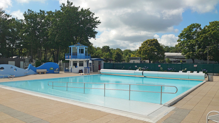 Piscine à usage collectif dotée de 2 couvertures Abriblue, du groupe Nextpool