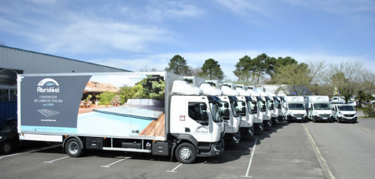 Flotte de camions ateliers Abridéal livraison abris piscine