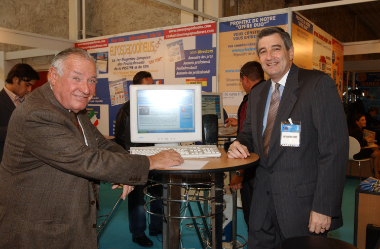 Oscar Davis et Bruce Fischer sur le stand EuroSpaPoolNews à Lyon salon de la Piscine en 2002