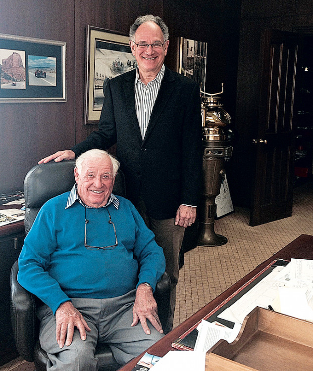 Oscar Davis et son fils, Robert, en 2014 président d'Hayward Industries
