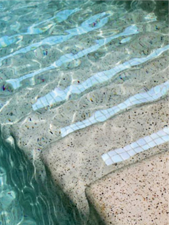 Revêtement étanche avec galets naturels pour les espaces aquatiques