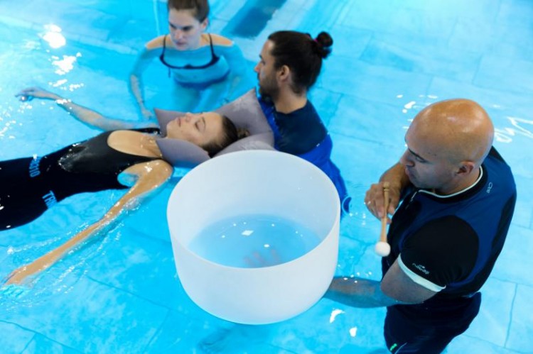 demonstration,crystal,bowl,in,swimming,pool,wellness,experience,piscina,and,wellness,barcelona,2019