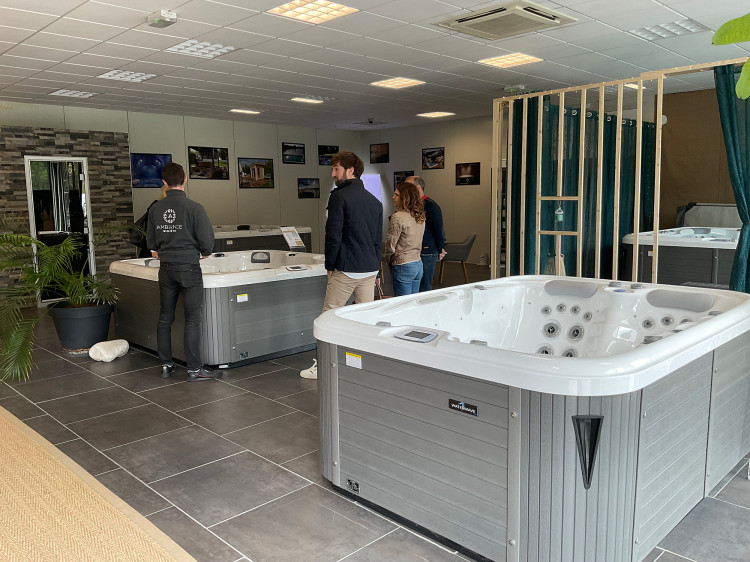 Espace bien-être avec exposition de spas Waterwave Piscine Ambiances