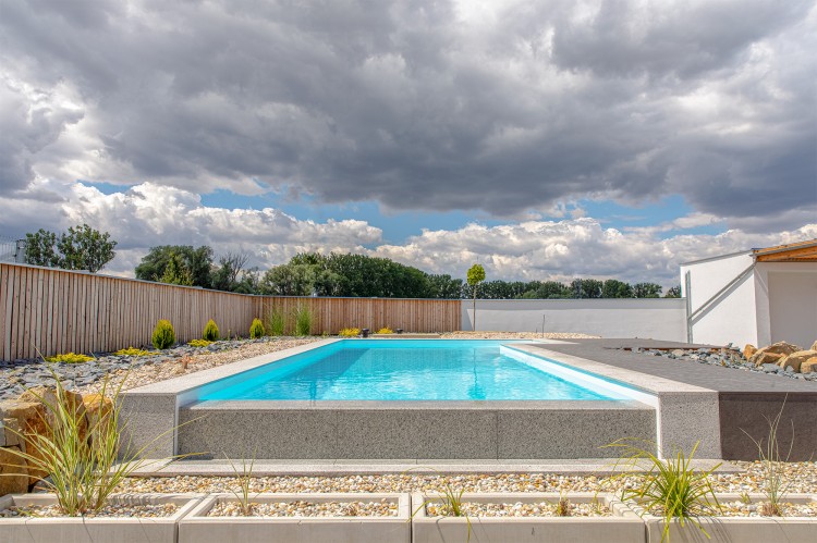 Piscine extérieure au siège Niveko République Tchèque Uherský Brod fabrication piscines