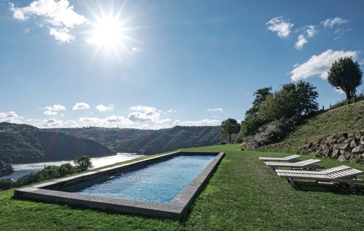 Piscine de France Aurillac, couloir de nage en pierre de volcan