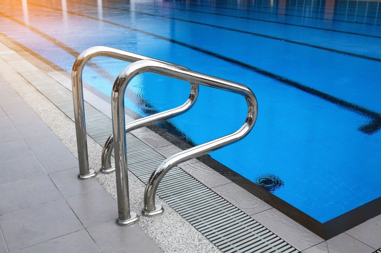 Echelle d'accès piscine publique