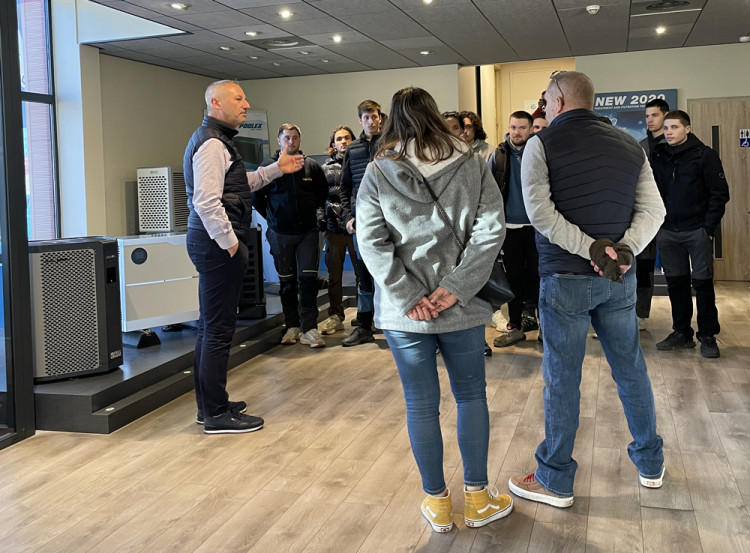 Visite guidée de Poolstar pour les étudiants du CFA IFIR Métiers de la Piscine