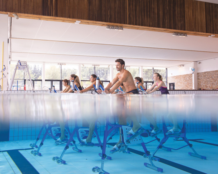 seance d'aquabiking en piscine