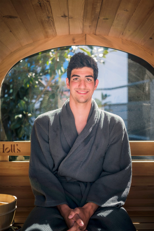 Mat&eacute;o Gr&eacute;goire Charmasson dans un sauna Poolstar