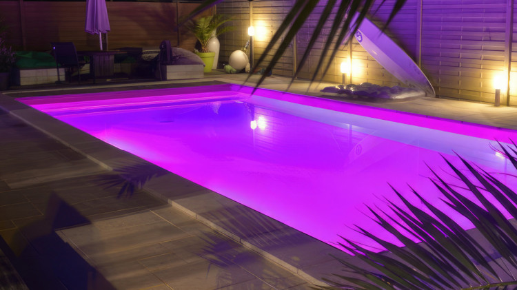 Piscine &eacute;clair&eacute;e en couleur rose avec projecteurs LED RGB SEAMAID