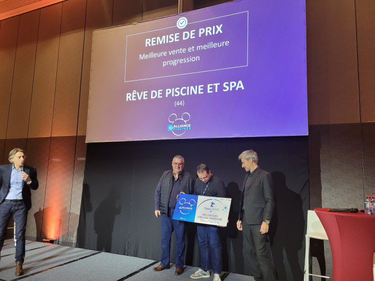 Remise du prix « la meilleure vente et meilleure progression  » pour l'agence Rêve de piscine & spa