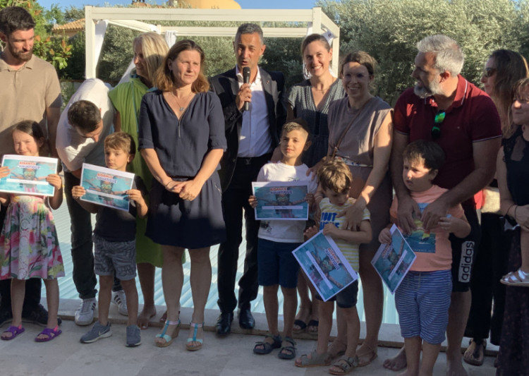 Remise des diplômes aux enfants aisance aquatique  par la ministre et le Président de la FPP