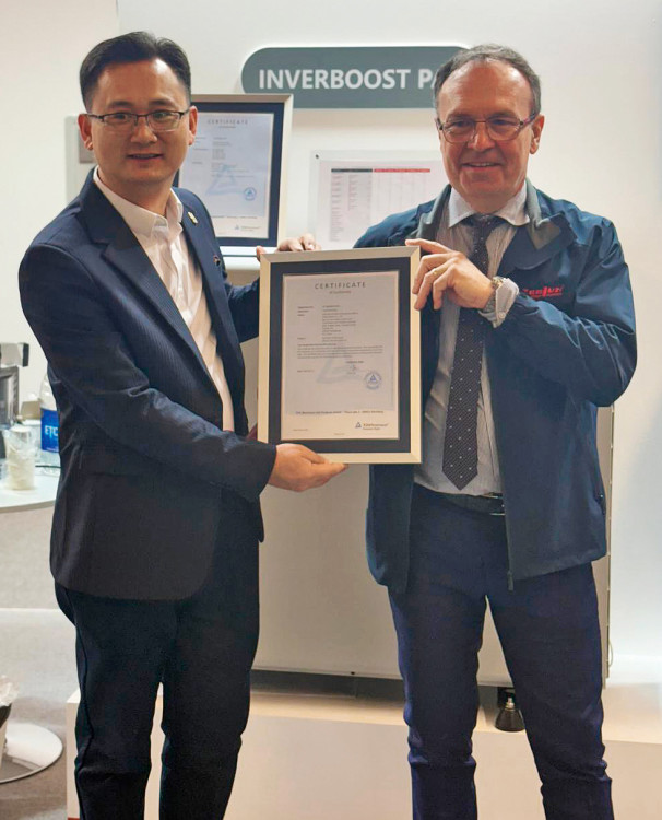 Les équipes de Zealux reçoivent le TÜV Rheinland Group Award pour les gammes INVERBOOST PAD et INVERBOOST PLUS, saluant leur engagement en faveur de la transition énergétique.