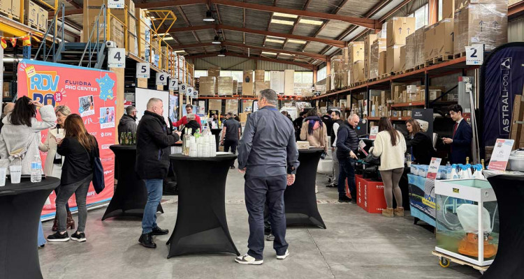 Les Rendez-Vous Portes Ouvertes Fluidra ont d&eacute;marr&eacute; en f&eacute;vrier, avec leur lot d'animations et de d&eacute;couvertes de produits. EuroSpaPoolNews &eacute;tait convi&eacute; &agrave; l'un de ces rendez-vous, au sein de l'agence Fluidra Pro Center de Cagnes-sur-Mer (06) pour vivre les temps forts de ces rencontres professionnelles des plus conviviales.   Une journ&eacute;e d'&eacute;changes entre pisciniers, &eacute;quipes Fluidra et fournisseurs partenaires L'agence a accueilli une soixantaine de visiteurs durant toute la journ&eacute;e du 5 mars, durant laquelle les pisciniers ont pu rencontrer les &eacute;quipes de Fluidra (St&eacute;phanie Morin et Sophie Gonzalez pour la partie Communication & Marketing, Yannick Herredia, pour les Abridays, Maxime Lauro pour la coordination logistique des agences) mais aussi les nombreux fournisseurs partenaires de l'&eacute;v&egrave;nement venus pr&eacute;senter leurs nouveaut&eacute;s sur des stands : Groupe ACWA, Aiper France, CGT, Espa France, Filtrinov, Flovil, FPP, Griffon, Indygo, Locamex France, Nodipool, Renolit, Zealux Europe.   Rendez-Vous Portes Ouvertes Fluidra Pro Center &agrave; l'agence de Cagnes-sur-Mer  Rendez-Vous Portes Ouvertes Fluidra Pro Center &agrave; l'agence de Cagnes-sur-Mer C'est Flovil qui &eacute;tait le parrain de la journ&eacute;e, et en a profit&eacute; pour d&eacute;voiler une chanson sur le produit r&eacute;alis&eacute;e avec l'IA... Un vrai succ&egrave;s !  Stand de Flovil   Stand de Flovil, parrain de la journ&eacute;e Au menu de la journ&eacute;e : d&eacute;monstrations, &eacute;changes, et d&eacute;couvertes des nouvelles solutions du march&eacute; autour du local technique connect&eacute;.   L'&eacute;quipe de l'agence avait aussi pr&eacute;par&eacute; des offres et avantages pour ses clients, ainsi que la traditionnelle tombola avec des lots &agrave; remporter (un drone, une tireuse &agrave; bi&egrave;re et une enceinte Marshall) !   Rendez-vous dans les autres Fluidra Pro Centers pour la suite du calendrier des Rendez-Vous Portes Ouvertes jusqu'au mois de mai... Quelques ouvertures d'agences auront lieu aussi ce printemps, en Alsace et en Auvergne.    Stand Aiper  Stand Aiper Stand Abridays  Stand Abridays Stand Indygo  Stand Indygo Stand Nodipool  Stand Nodipool Stand Filtrinov  Stand Filtrinov Stand ACWA  Stand ACWA Stand ESPA  Stand ESPA Stand CGT Alkor  Stand CGT Alkor Stand Zealux  Stand Zealux Stand Griffon  Stand Griffon