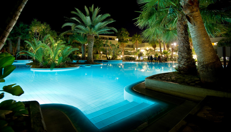 Piscine éclairée avec les lampes LED PAR56 ECOPROOF de SEAMAID