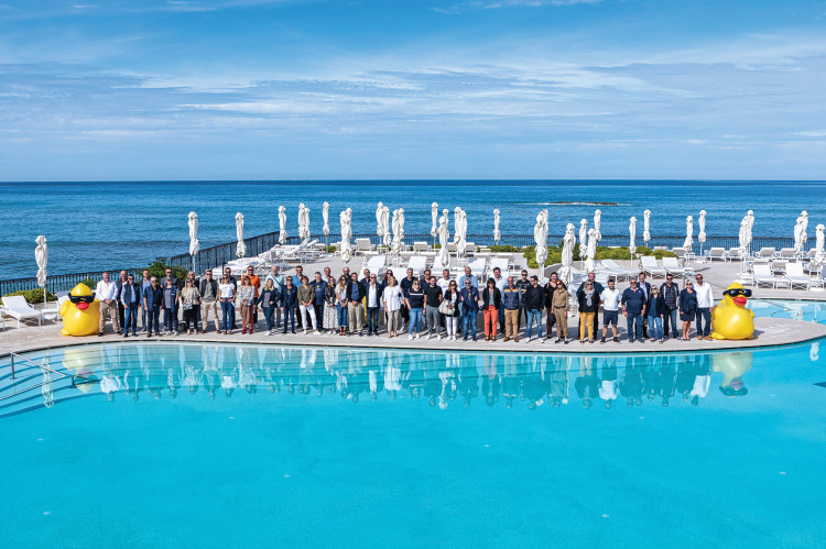 Concessionnaires Everblue réunis à Biarritz en 2021 au bord piscine