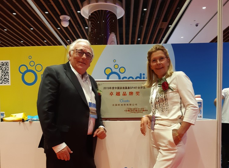 Richard Chouraqui et Laurence Marcelleau Convention annuelle des pisciniers chinois stand Ocedis