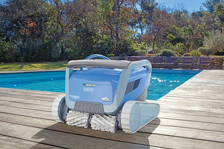 robot piscine Dolphin M600 Maytronics sur terrasse piscine