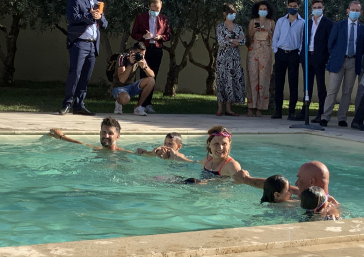 Roxana Maracineanu, Ministre déléguée chargée des Sports se baigne avec les enfants pour le plan Aisance Aquatique