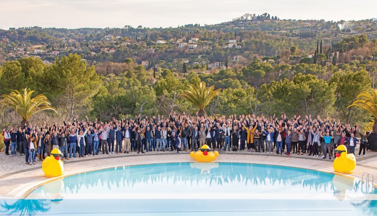 Les participants au Congrès national EVERBLUE 2020 devant la piscine du Resort Club d'Opio