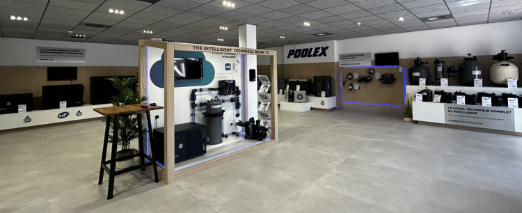 Showroom présentant l'offre d'équipements Poolex pour le local technique