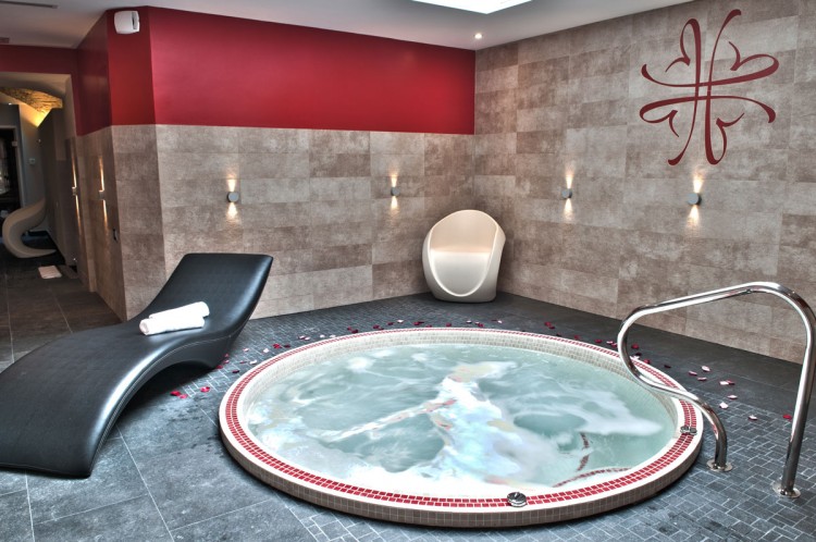 integration spa carrelé Clair Azur mosaique Emaux de Briare Centre bien être