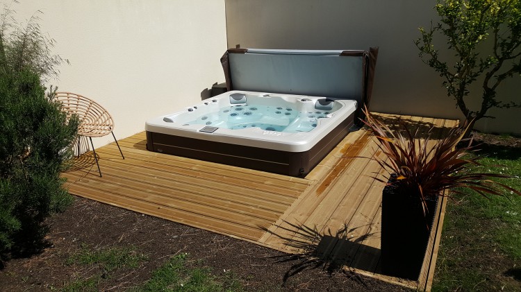 Spa Vita Prestige semi-encastré sur terrasse bois Nordique France