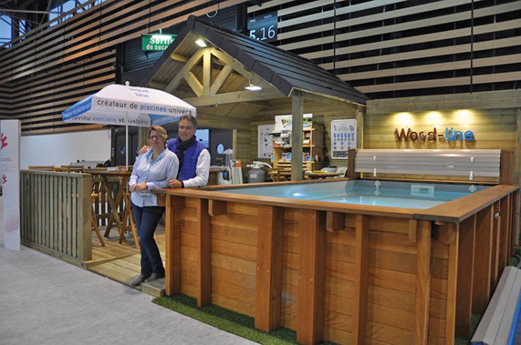 Fabrice Landeloos et son épouse, Nathalie, sur le stand de Wood-Line à Piscine Global Europe 2018