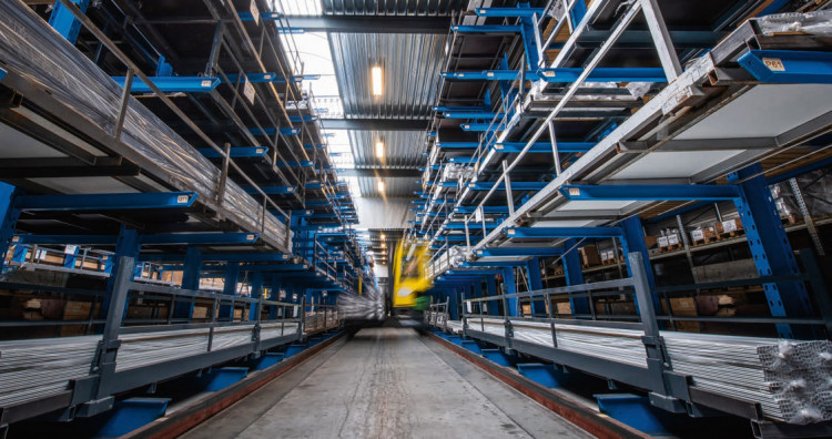 Entrepôt de stockage des lames de volets flottants volets roulants volets sécurité piscine T&A Geel Belgique