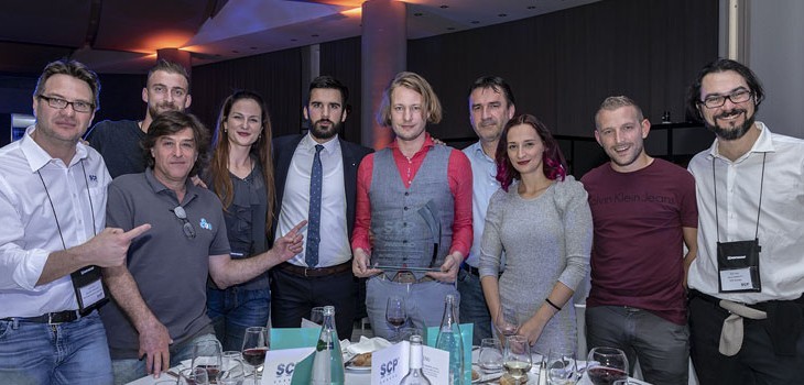 Il cliente premiato Filip Brajkovic (in centro) Dir. BK MONT d.o.o., con il loro riconoscimento.
