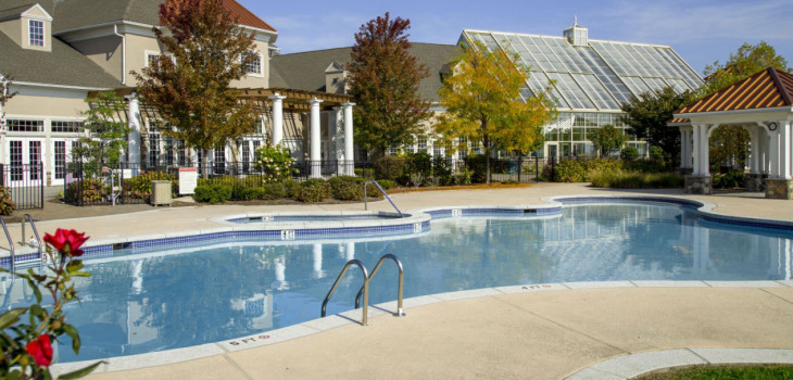 Une piscine collective entretenue par American pool à Great Notch Village en Floride USA